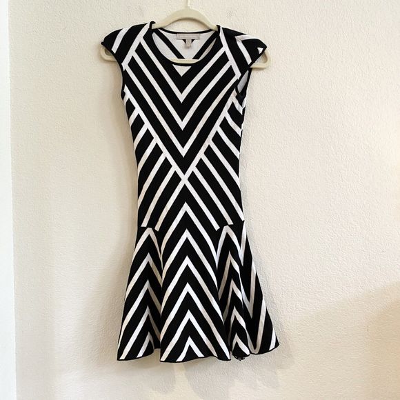 Banana Republic Black And White Chevron Stripe Knit Sleeveless Dress XS Petite - Picture 1 of 9